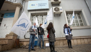 ФОТООТЧЕТ: Лига русской молодежи пикетитровала офисы ЛП в Кишинёве, Бельцах и Кагуле