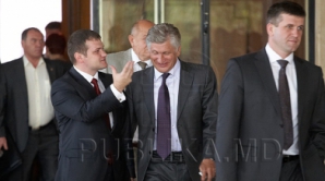 Ирония и критика в парламенте после опубликования записей телефонных разговоров многих чиновников