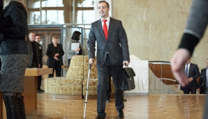 ФОТО ДНЯ: Сергей Сырбу с тростью в парламенте