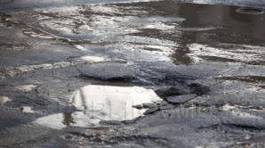 Пешеходы вынуждены маневрировать между ямами и лужами столичных тротуаров