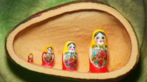 Микроминиатюрист из России сделал матрешку размером с миллиметр 