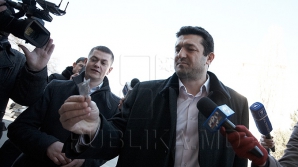 Члены движения "Вместе ради будущего" раздавали депутатам презервативы (ФОТО)