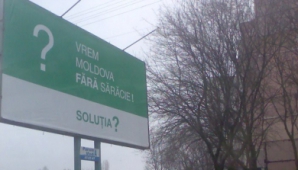 В Кишиневе появились зеленые панно с надписью: "Молдова без бедности. Решение?"