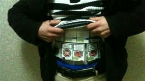 Мужчина пытался вывезти из Молдовы 100 пачек сигарет, прилепив их к телу