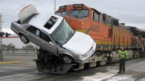 Американка припарковала машину на рельсах ради пары часов тишины