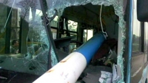 В Китае фонарный столб протаранил автобус (ВИДЕО)