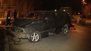 Машина под управлением пьяного водителя врезалась в дерево 