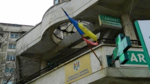Флаг Молдовы на здании консульства в Яссах в плачевном состоянии. Коммунисты возмущены, а либералам весело