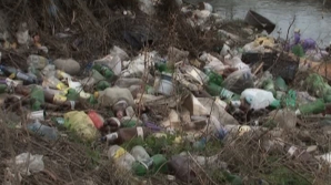 С таянием снега снова вскрылись сотни свалок и горы мусора вдоль дорог 