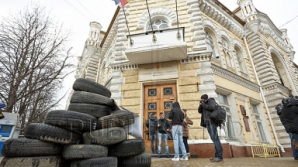 Группа молодых людей соорудила у здания мэрии пирамиду из автопокрышек (ФОТО-ВИДЕО)