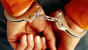 Полицейский и его подельник задержаны по подозрению в торговле наркотиками