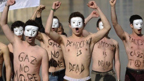 От FEMEN к Hommen: Французские мужчины обнажаются в борьбе против однополых браков