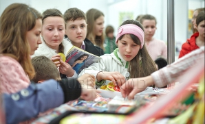 На "Moldexpo" сотни учеников выстроились в очередь к книжным стендам (ФОТОРЕПОРТАЖ)