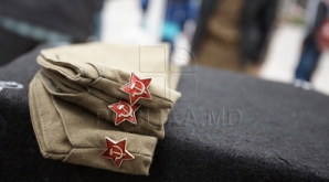 В центре Кишинева "солдаты" раздавали георгиевские ленточки ФОТОРЕПОРТАЖ