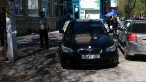 Машина со спецномерами припаркована с нарушением правил, а  водителю все равно