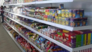 На полках бывшего книжного магазина в селе Хэснэшений Марь - напитки и продукты 