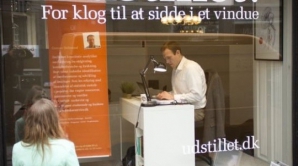 Датские соискатели ищут работу, выставляя себя в витрине магазина