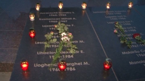 Сотни людей собрались вечером на мемориале памяти воинам-афганцам