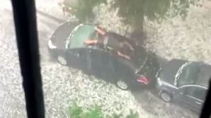 Как столичные водители защищают свои машины от града (ВИДЕО)