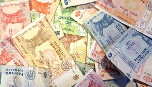 Лей продолжает отступать под натиском основных валют