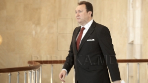 Замечание председателя КС сотруднику парламента: «Отложите iPad» (ВИДЕО)