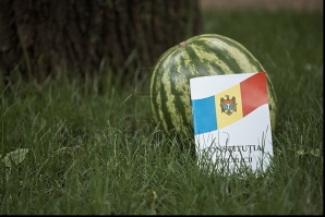 Протестующие принесли в подарок президенту страны арбузы (ФОТО/ВИДЕО)