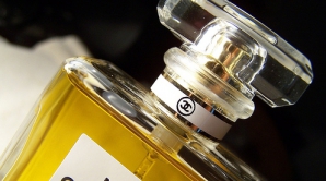 В Париже открылась выставка, посвященная духам "Chanel №5" 