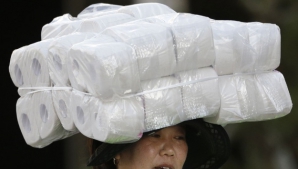 Жители Венесуэлы сталкиваются с дефицитом туалетной бумаги 