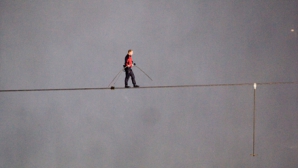 Американский канатоходец без страховки пересек Большой Каньон