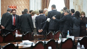 Недовольные тем, что не была создана комиссия по случаю ДТП с главой МВД, коммунисты покинули заседание парламента 