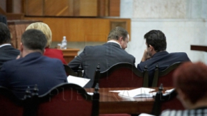 Заседание парламента началось с анекдотов и жестких реплик депутатов