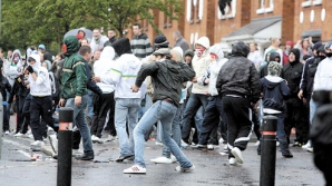 В столице Северной Ирландии третью ночь подряд продолжаются беспорядки 