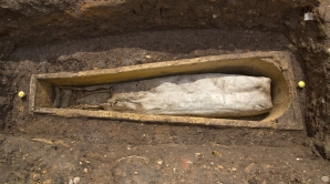 Британские археологи раскопали гроб в гробу