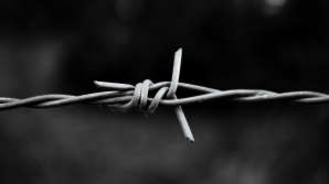 На границе Южной Осетии и Грузии российские военные устанавливают колючую проволоку 