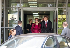 Кэтрин Эштон прибыла в Молдову (ФОТОРЕПОРТАЖ)