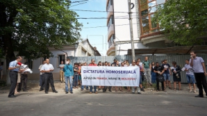 Протест у посольства Франции в Молдове против закона об однополых браках (ФОТОРЕПОРТАЖ)