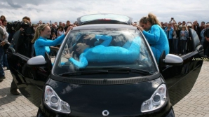 16 девушек поместились в салоне Smart For Two