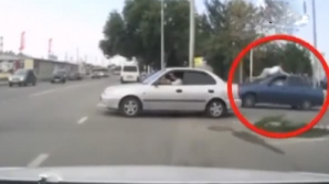 В Краснодаре водитель легковушки возил на капоте мужчину (ВИДЕО)