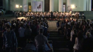 Сотни людей собрались в сквере Кафедрального собора, чтобы послушать классическую музыку