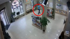 Молодой человек забрал с витрины столичного магазина iPhone 5 и незаметно скрылся (ВИДЕО)