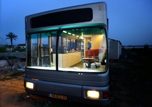 Старый городской автобус превратили в дом на колесах (ФОТО)