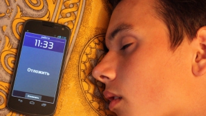 Растет число людей, которые пользуются телефоном во сне