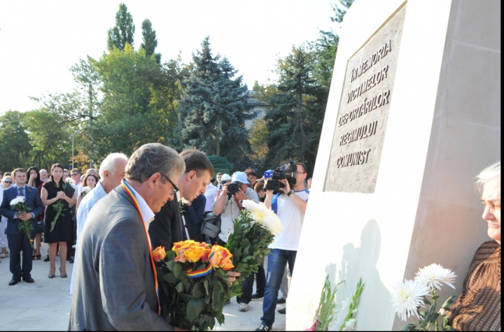 На привокзальной площади открыт памятник жертвам сталинских депортаций