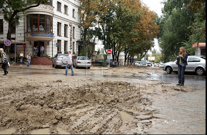 Открытие пешеходной зоны в центре столицы снова переносится (ФОТОРЕПОРТАЖ)