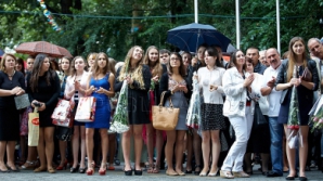 Для старшеклассниц первый школьный день стал поводом для показа обновок