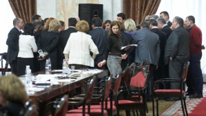 Фракция ПКРМ просит начать заседания парламента раньше, чтобы заслушать семь чиновников