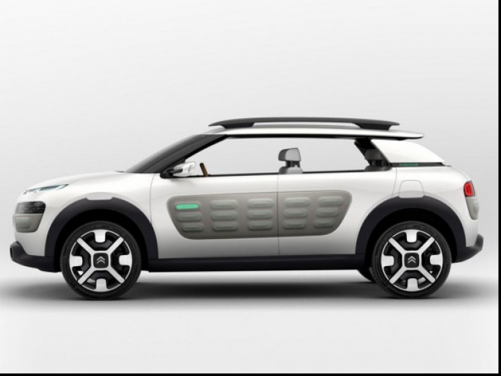 Citroen показал концепт Cactus с "приплюснутым" рулем (ФОТО)