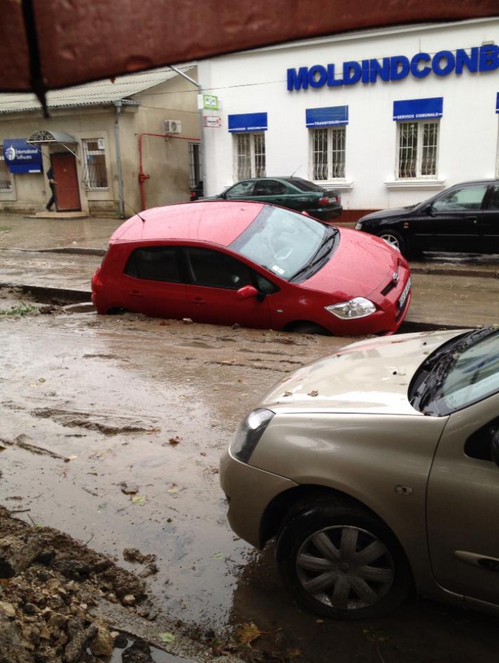 Машина провалилась в канаву на столичной улице А.Щусева (ФОТО)