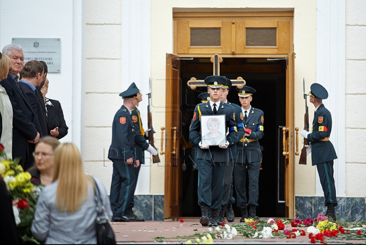 Зинаиду Киструга проводили в последний путь (ФОТОРЕПОРТАЖ)