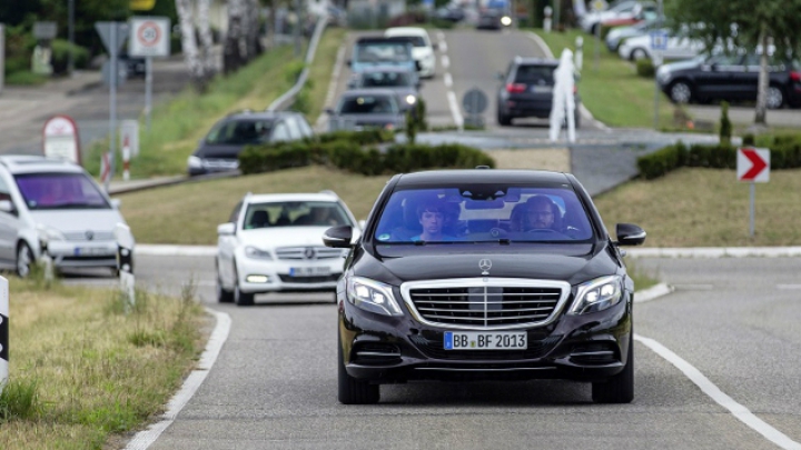 Автомобили Mercedes перейдут на полный автопилот